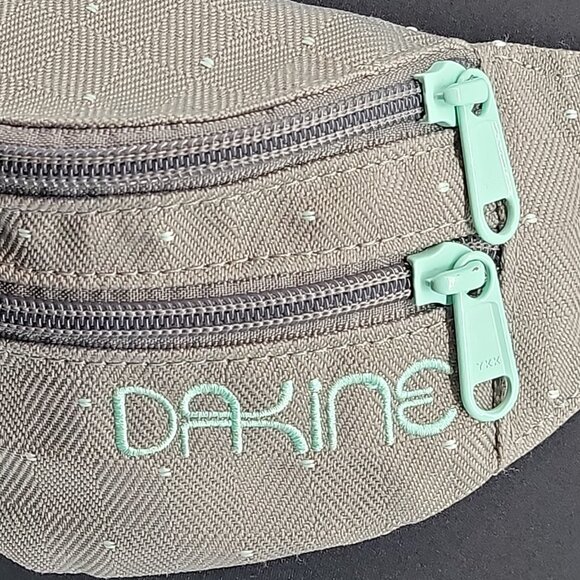 🎒 Dakine Gray Herringbone Fanny Pack / Crossbody – Very Good Condition 🎒 - Picture 4 of 7